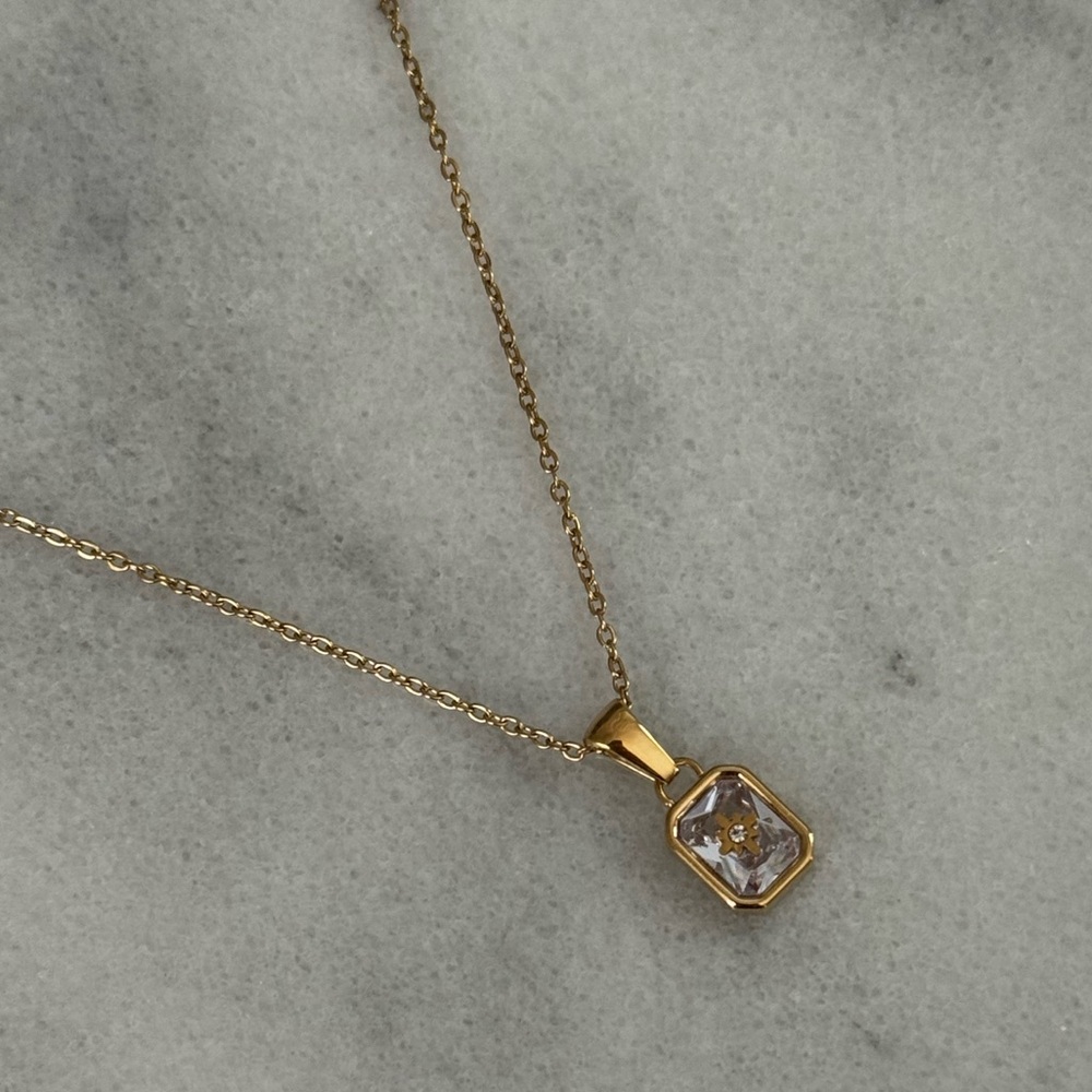 18k Gold Star Burst Crystal Pendant Necklace Brand New